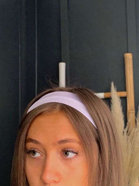 Yoga Headband Hairstyles, Band Hairstyles Headbands, Aesthetic 90s Hairstyles, Headband Aesthetic 90s, Hair Band Hairstyles Headbands, White Headband Hairstyles, 90s Hairband, Hair With Hairband, Hair Band Aesthetic