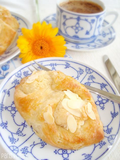 Almond Danish Pastry | Flickr - Photo Sharing! Almond Sweets, Almond Danish, Paris Pastry, Easy Ethnic Recipes, Scandinavian Recipes, Danish Pastries, Spanish Foods, Almond Pastry, Tasty Dessert