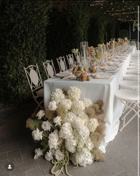 Black Tie Ceremony, Travertine Wedding Decor, Simple Ceremony Flowers, Aisle Meadows, Wedding Old Money, Neutral Tablescape, Wedding Ideas 2024, Wedding Flower Trends, Vintage Garden Wedding