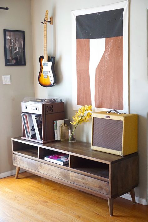 Tiny Office Space, Living Room Music, Her Home Office, Refresh Home, Bedroom Inspiration Cozy, Vinyl Shelf, Home Music Rooms, Music Corner, Hangout Room