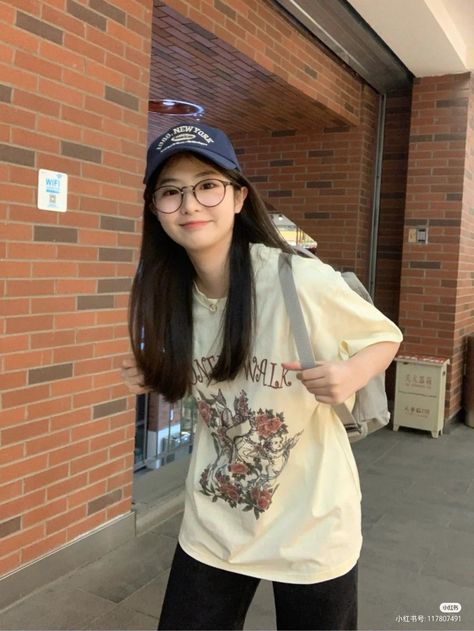 Girl With Glasses, Korean Photo, Fotografi Vintage, Clothes Korean Style, Photography Posing Guide, Uzzlang Girl, Korean Fashion Trends, Ulzzang Fashion, Lovely Clothes