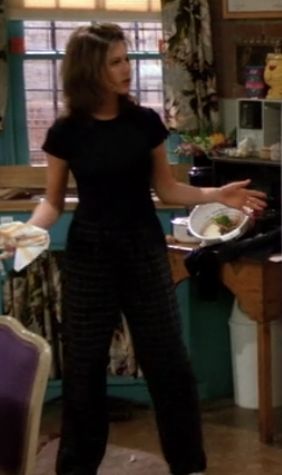 Black shirt and trousers Black Pyjamas, Rachel And Monica, Monica And Rachel, Rachel Outfits, Rachel Green Outfits, Friends Outfit, Friends Outfits, Black Pajamas, Friends Style