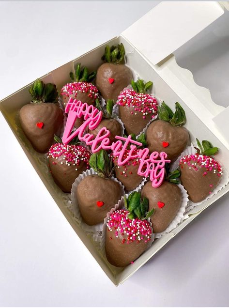 Birthday Box For Mom, Valentines Day Strawberries, Valentine Chocolate Covered Strawberries, Dipped Berries, Valentine Strawberries, Chocolate Covered Strawberry Recipe, Chocolate Covered Strawberries Bouquet, Valentines Day Baskets, Chocolate Diy