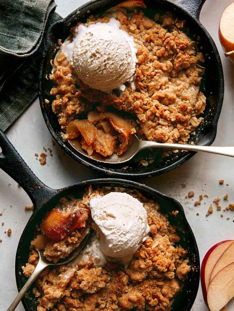 Individual Apple Crisp Recipe, Delicious Apple Crisp, Fancy Baking, Best Apple Crisp, Spoon Fork Bacon, Golden Delicious Apple, Apple Crisp Recipe, Apple Oatmeal, Fruit Crisp