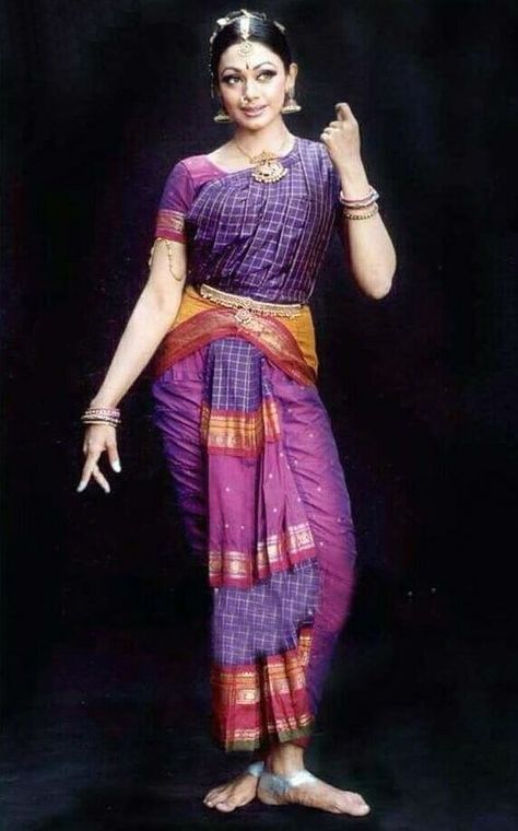 Bharatnatyam Dance, Bharatanatyam Costume, Bharatanatyam Dancer, Form Inspiration, Indian Classical Dancer, Bharatanatyam Poses, Dance Forms, Dance Of India, Body Female