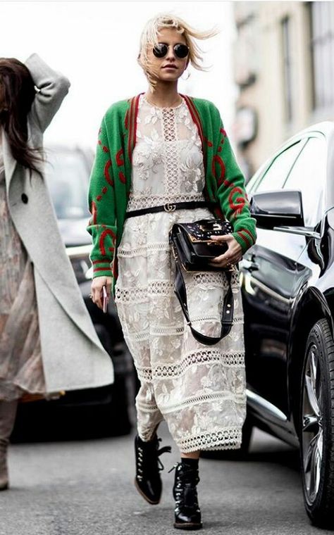 Rok Outfit, White Lace Midi Dress, Mode Hippie, New York Fashion Week Street Style, Street Dress, Looks Street Style, Dress Boots, Style Inspiration Summer, Layering Outfits