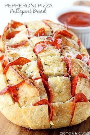 . Football Snack Food, Pull Apart Pizza Bread, Bread Pull Apart Recipes, Football Snacks, Tailgate Food, Football Food, Snacks Für Party, Pizza Bread, Pull Apart