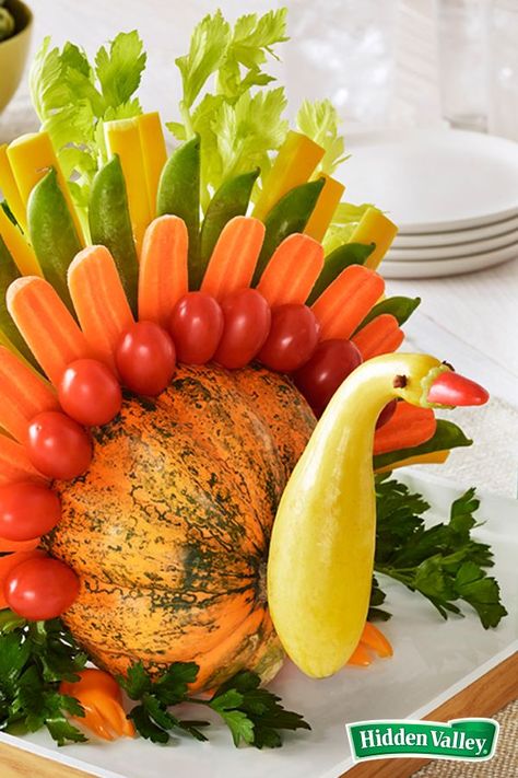 Involve the kids in making this 5-step veggie turkey, an appetizer vegetable platter that's also a festive Thanksgiving centerpiece. Add some dip, and you'll be sure to keep everyone happy while they're waiting for the real bird to come out of the oven! Veggie Turkey, Kid Friendly Appetizers, Thanksgiving Fruit, Decorações Com Comidas, Vegetable Platter, Thanksgiving Treats, Creative Kitchen, Veggie Tray, Hidden Valley