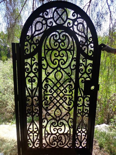 Here is a fabulous custom entry gate with FACTORY-DIRECT PRICING. A beautiful gate to embellish that perfect spot! This is an exquisite design with extensive detail. He plays the flute for his love and a child listens nearby holding flowers. | eBay! Pergola Plans Roofs, Beautiful Gates, Tor Design, Metal Garden Gates, Iron Garden Gates, Pedestrian Walk, Iron Fences, Metal Gate, Rod Iron