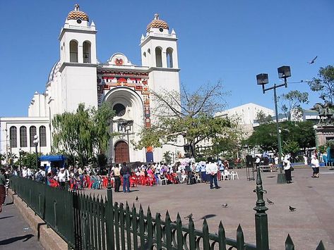 Catedral de San Salvador en San Salvador, El Salvador ... El Salvador Travel, Building Images, Culture Travel, Central America, Places Around The World, City Guide, World Heritage Sites, Ferry Building San Francisco, Cool Places To Visit