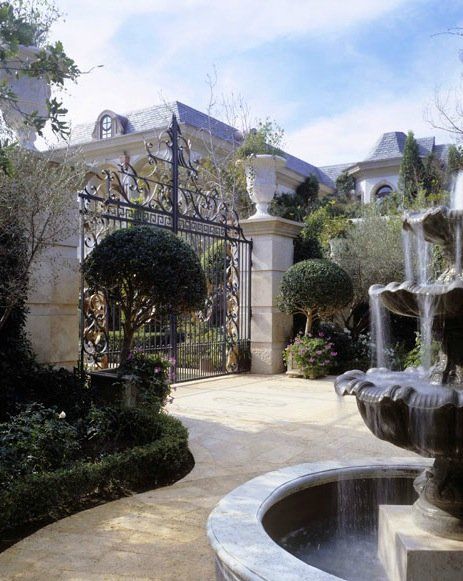 Beverly Hills Mansion, Beverly Hills Houses, Front Gate, Mega Mansions, Mediterranean Landscaping, Casas Coloniales, Front Gates, Golden Gate Park, Entry Gates