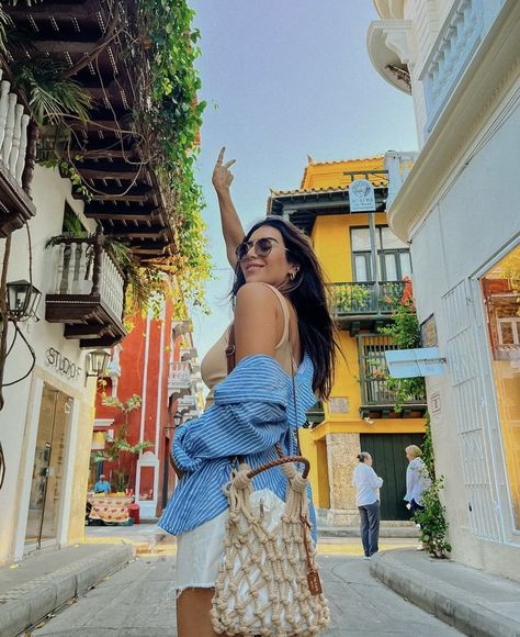 Day Out Outfit, Travel Pose, Outfits For Mexico, Summer Picture Poses, Portrait Photography Women, Self Portrait Poses, Beach Photography Poses, Stylish Photo Pose, Pic Pose