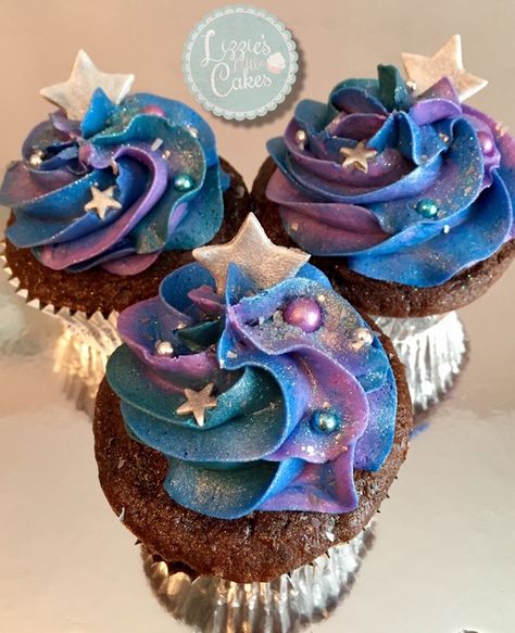 Galaxy Candy Bar, Galaxy Cupcakes Frostings, Astrology Cupcakes, Galaxy Birthday Party Food, Space Cupcakes Birthday, Galaxy Cake Birthday Girl, Galaxy Centerpiece Ideas, Celestial Cupcakes, Galaxy Birthday Party Ideas