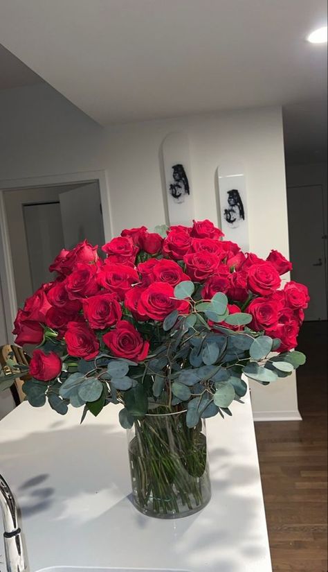 Red Roses In Vase, Roses Plants, Luxury Flower Bouquets, Boquette Flowers, Flower Vase Arrangements, Rose Vase, Flowers Bouquet Gift, Nothing But Flowers, Bouquet Arrangements