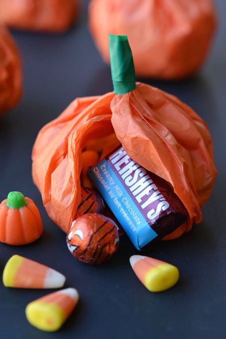 Halloween Wedding Favors, Cheap Halloween Party, Diy Wedding Favors Cheap, Pumpkin Favors, Wedding Favors Diy, Fun Fall Crafts, Halloween Fest, Dollar Store Halloween, Harvest Party