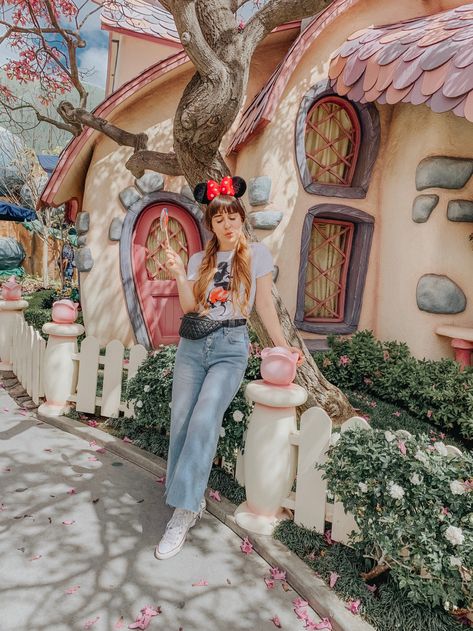 Vaca Pics, Disney Poses, Disney Picture Ideas, Disneyland Photography, Disneyland Family, Influencer Aesthetic, Disneyland Photos, Disney Photo Ideas, Disney Pics