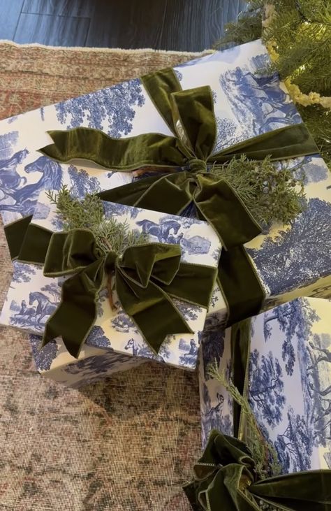 Gift Wrapping Inspiration, Christmas Tablescape, Christmas Feeling, Holiday Mood, Christmas Inspo, Wrapping Ideas, Merry Little Christmas, Christmas Mood, Holiday Inspiration