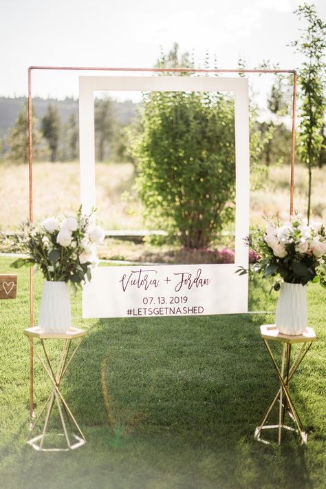 Photo Booth Diy, Sunny Backyard, Diy Wedding Photo Booth, Outdoor Wedding Backdrops, Booth Diy, Wedding Sign Decor, Diy Backyard Wedding, Photo Booth Backdrop Wedding, Wedding Welcome Board