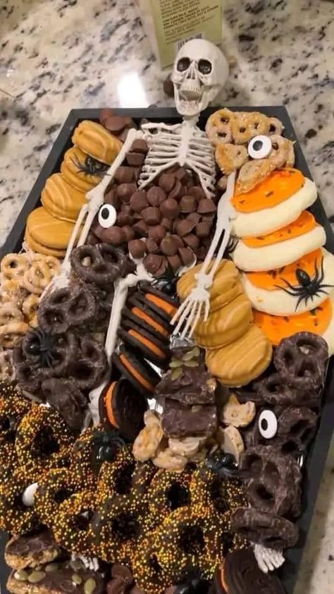 Halloween Potluck, Halloween Sleepover, Halloween Party Treats, Easy Halloween Party, Halloween Party Snacks, Fun Halloween Food, Halloween Party Dinner, Easy Halloween Food, Halloween Food Treats