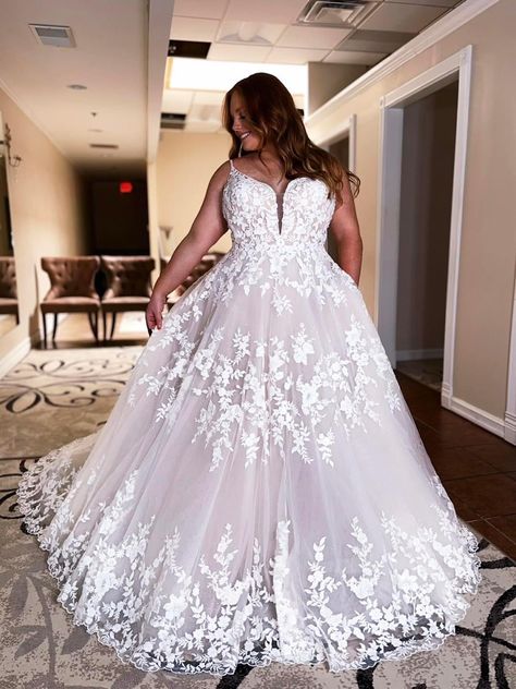 Plus Size Flattering Wedding Dress, Wedding Dress Styles For Big Bust, Size 14-16 Wedding Dresses, Not White Wedding Dress Colour, Wedding Dress Apple Shape, Wedding Dress For Chubby Brides, White Wedding Dresses Plus Size, Boho Western Wedding Dress, Curvy Bride Dress