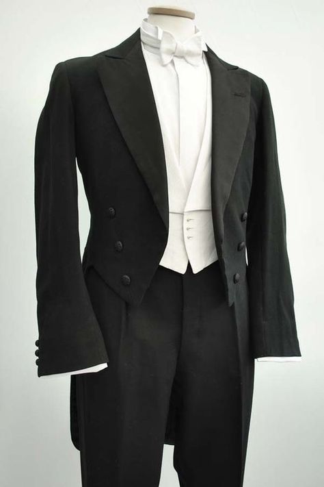 Victorian Evening Dress, Butler Outfit, Victorian Men, Black And White Tuxedo, White Tuxedo, White Evening Dress, King Fashion, Mens Formal Wear, Tuxedo Suit