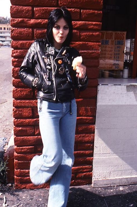 Joan Jett Costume, Joan Jett Outfits, 80s Rock Outfit, 80s Rocker Chick, 80s Rock Fashion, Greaser Girl, Metalhead Fashion, Joan Jett The Runaways, 80s Rocker