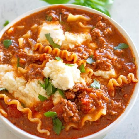 This easy Lasagna Soup recipe is one of my favorite soups! Imagine a soup with beef, garlic, onion, and tomato sauce with tender lasagna noodles throughout. #lasagna #soup #recipe #italian Easy Lasagna Soup, The Girl Who Ate Everything, Lasagna Soup Recipe, Ricotta Pasta, Lasagna Soup, The Girl Who, Soup Recipe, Soup And Salad, Soups And Stews