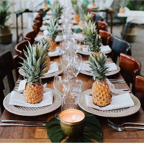 Trending: Tropical Theme Decor Ideas For Pre-Wedding Functions Pineapple Wedding Decor, Luau Table, Table Setup Ideas, Event Decoration Ideas, 80s Miami, Housewarming Party Ideas, Holiday Buffet, Thai Decor, Pineapple Wedding