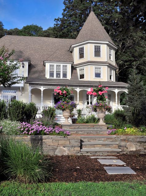 Farmhouse Victorian, Victorian Homes Exterior, House Magazine, Victorian Exterior, Victorian Style House, Red Houses, Antebellum Homes, Old Abandoned Houses, Victorian Interiors