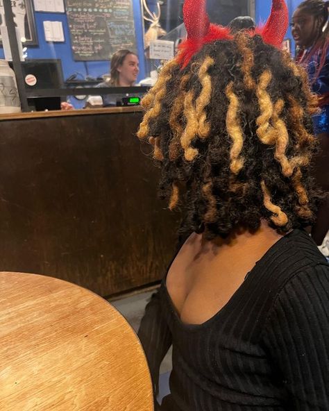 Locs With Highlights, Blonde Brown Highlights, Twa Hairstyles, Beautiful Dreadlocks, Short Locs Hairstyles, Faux Locs Hairstyles, Dreadlock Style, Dreadlock Styles, Dyed Hair Inspiration