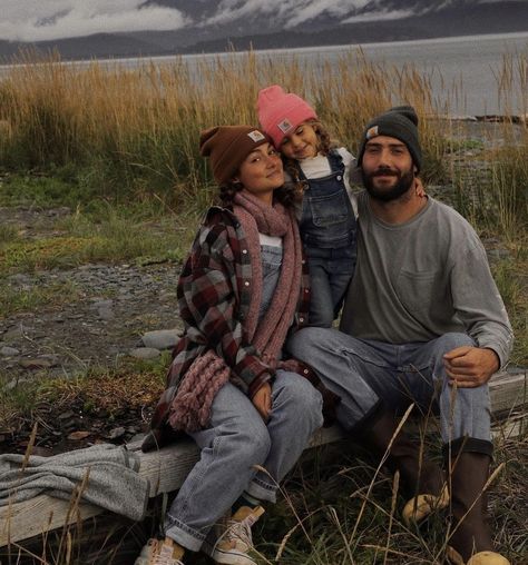 Slow Life Aesthetic Family, Family Hiking Photos, Vintage Mom Aesthetic, Family Camping Aesthetic, Mom And Dad Aesthetic, Parenthood Aesthetic, Country Family Aesthetic, Granola Family, Future Life Aesthetic