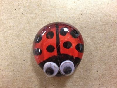 Magnets Diy, Flat Marbles, Record Bowl, Record Bowls, Ladybug Crafts, Glass Magnets, Gem Crafts, Diy Xmas Gifts, Magnet Crafts