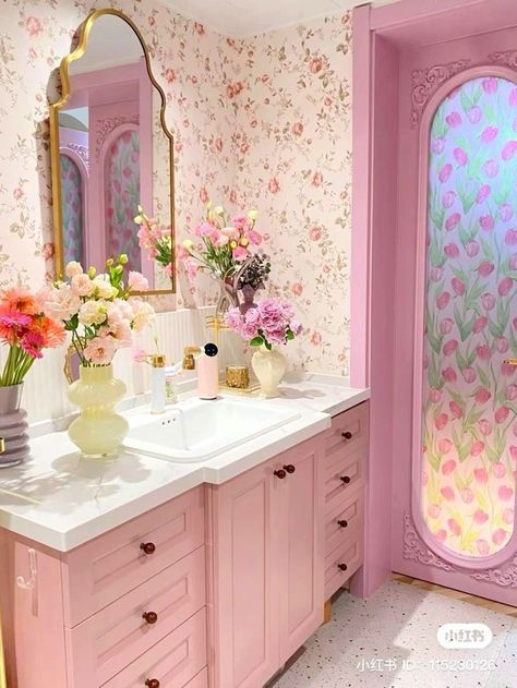 Pink Girls Bathroom, Lsf Aesthetic, Coquette Bathroom, Apartment Pink, Pink House Interior, Home Backyard, Garden Home Decor, Casa Vintage, Decor Flowers