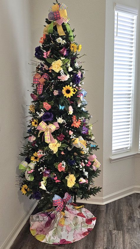 Spring / Easter decorated tree Spring Tree Ideas, Spring Christmas Tree Ideas, Easter Christmas Tree Ideas, Easter Tree Ideas, Spring Christmas Tree, Spring Tree Decorations, Yule Tree, Decorated Trees, Pencil Tree