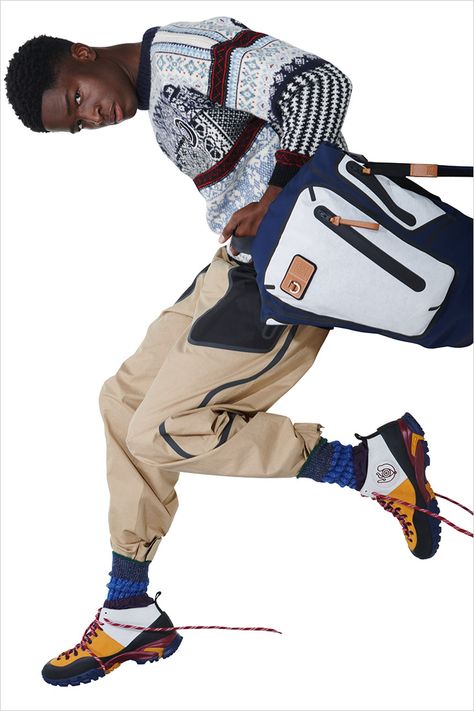 Pose With Bag, Free Poses, Loewe Menswear, 남성 근육, Poses Men, Dynamic Pose, Knitwear Fashion, Dynamic Poses, Vogue Russia