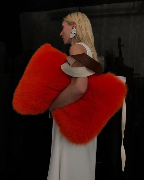 @maggiejmaurer in SS 19 White Apron Dress with Orange Pillow Case Fur Bag and Signature Heart Locket Earrings ❤️ Photo by @f_fleur Trendy Luggage, Fur Bags, Faux Fur Bag, Peter Do, Rose Violette, Plush Bags, Fur Bag, Leather Patchwork, Ladies Clutch