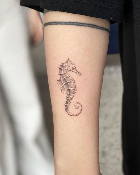 Sea Horse Tattoo, Horse Tattoo Ideas, Aquatic Tattoo, Seahorse Tattoo, Tato Minimal, Ocean Tattoos, Horse Tattoo, Side Tattoos, Sea Horse