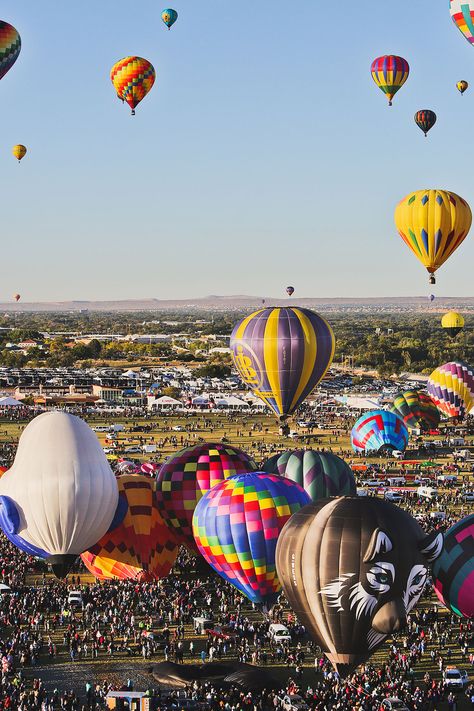 The Albuquerque International Balloon Fiesta is the largest balloon festival in the world with over 500 hot air balloons that fly each year in October. The best festivals in the US to add to your bucket list conveniently in the order of when they happen throughout the year // Local Adventurer #usa #visittheusa #localadventurer #ustravel #albuquerque #newmexicotrue Plan Your Year, Air Balloon Festival, Mesa Verde National Park, Visit New Orleans, Black Rock City, Balloon Festival, Large Lanterns, Outfits Everyday, Festivals Around The World