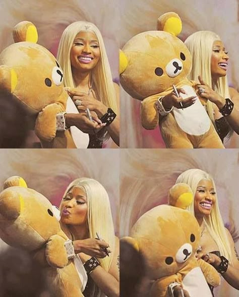 Nicki Minaj with a big.... Teddy bear. Old Nicki Minaj, Nicki Baby, Harajuku Barbie, Nicki Minaj Barbie, Nikki Minaj, Onika Tanya Maraj, Nicki Minaj Photos, Nicki Minaj Pictures, Queen Of Rap