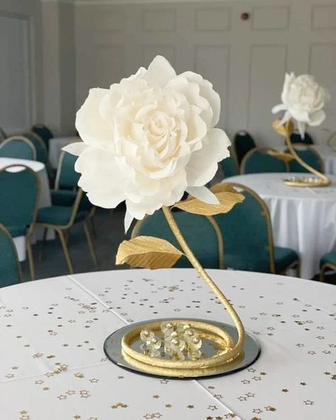 Giant Flowers Wedding, Giant Paper Flowers Wedding, Paper Flower Backdrop Wedding, Giant Flowers Diy, Centerpiece Inspiration, 10 Mayo, Paper Flower Centerpieces, Exhibition Ideas, Flower Backdrop Wedding