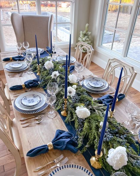 Blue Christmas Place Setting, Blue Christmas Plates, Navy Blue Christmas Dining Table, Navy Dinner Table Setting, Blue White Christmas Table, Blue Winter Tablescapes, Blue Christmas Table Settings Ideas, Delft Table Setting, Blue And Silver Holiday Decor