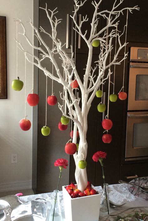 Apple tree centerpiece Apple Tree Decoration, Apple Balloons, Apple Theme Parties, Origami Apple, Baby Shower Table Cloths, Tree Branch Centerpieces, Apple Centerpieces, Halloween Apples, Trees For Kids