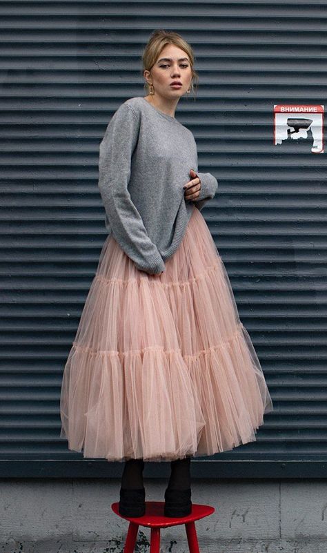 Pink Lace Skirt Outfit, Short Tulle Skirt Outfit, Long Tutu Skirt Outfit, Tulle Skirt Street Style, Tule Skirt Outfits, Puffy Skirt Outfit, Long Tulle Skirt Outfit, Tulle Skirt Outfit Casual Street Style, Pink Tulle Skirt Outfit