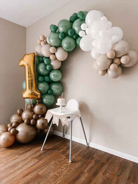 One Year Old Birthday Balloons, Green 1st Birthday Party, Green And Brown Balloon Arch, 1st Birthday Forest Theme, First Birthday Forest Theme, First Year Birthday Decoration Ideas, 1st Birthday Home Decorations, 1 Year Birthday Party Decoration, Simple Birthday Balloon Decorations