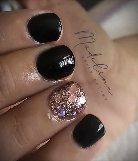 New Year Dip Nails, Navy Blue Dip Nails, New Years Nails Dip Powder, New Years Dip Nails, Black Dip Nails, Dipped Powder Nails Ideas, Black And Glitter Nails, Short Dip Nails, Gel Nails Black