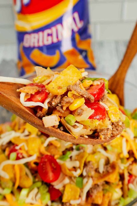 Frito Taco Salad is a delicious meal or side dish recipe loaded with ground beef, taco seasoning, lettuce, red onions, green peppers, grape tomatoes, corn, shredded cheese, salsa, ranch dressing and Fritos corn chips. Frito Taco Bowl, Taco Salad With Fritos, Salad With Fritos, Beef Taco Salad Recipe, Frito Salad, Frito Taco Salad, Salsa Ranch Dressing, Frito Corn Salad, Hearty Salad Recipes