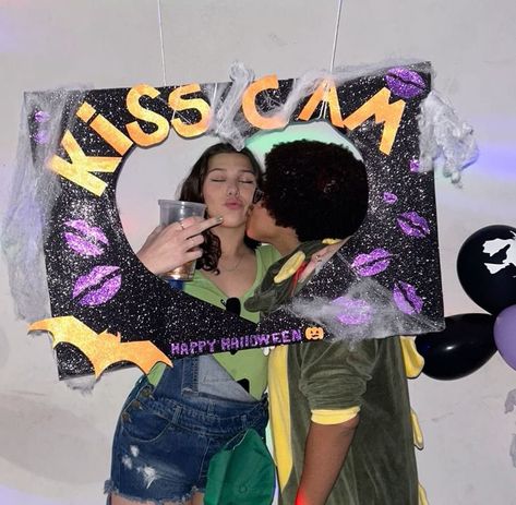 Halloween Rave Party Ideas, Halloween Kissing Booth, Halloween Party Backdrop Photo Booths, Halloween Party Photoshoot, Teen Halloween Party Decorations, Kiss Cam Halloween, Halloween Photoshoot Backdrop, Halloween Party Set Up, Halloween Photo Wall