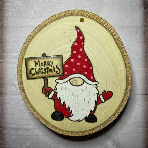 Woodburning Gnomes, Wood Burned Ornament, Christmas Pyrography Ideas, Ornament Painting Ideas Easy, Christmas Wood Burning Ideas, Wood Burning Christmas Ornaments, Wood Burning Christmas, Wood Crafts Christmas, Christmas Pyrography