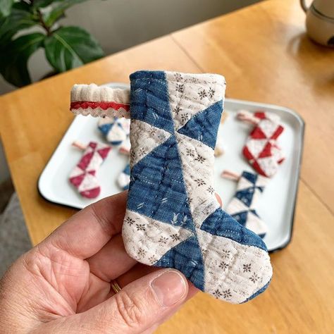 Mini Quilt Projects, Diy Mini Stocking, Vintage Quilt Christmas Ornaments, Diy Christmas Ornaments Sewing, Quilt Upcycle Ideas, Diy Sewn Christmas Ornaments, Fabric Scrap Ornaments, Sewing Christmas Decor, Christmas Ornaments To Sew