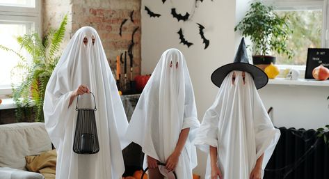 Although Pinterest is great for inspiration, here are some realistic and easy mom & me and family costume ideas! #halloween #halloweencostumes #trickortreat Easter Costume, Ghost Costume, Diy Halloween Costumes Easy, Diy Halloween Costume, Men In Black, Costume Themes, Easy Halloween Costumes, Family Halloween Costumes, Family Costumes